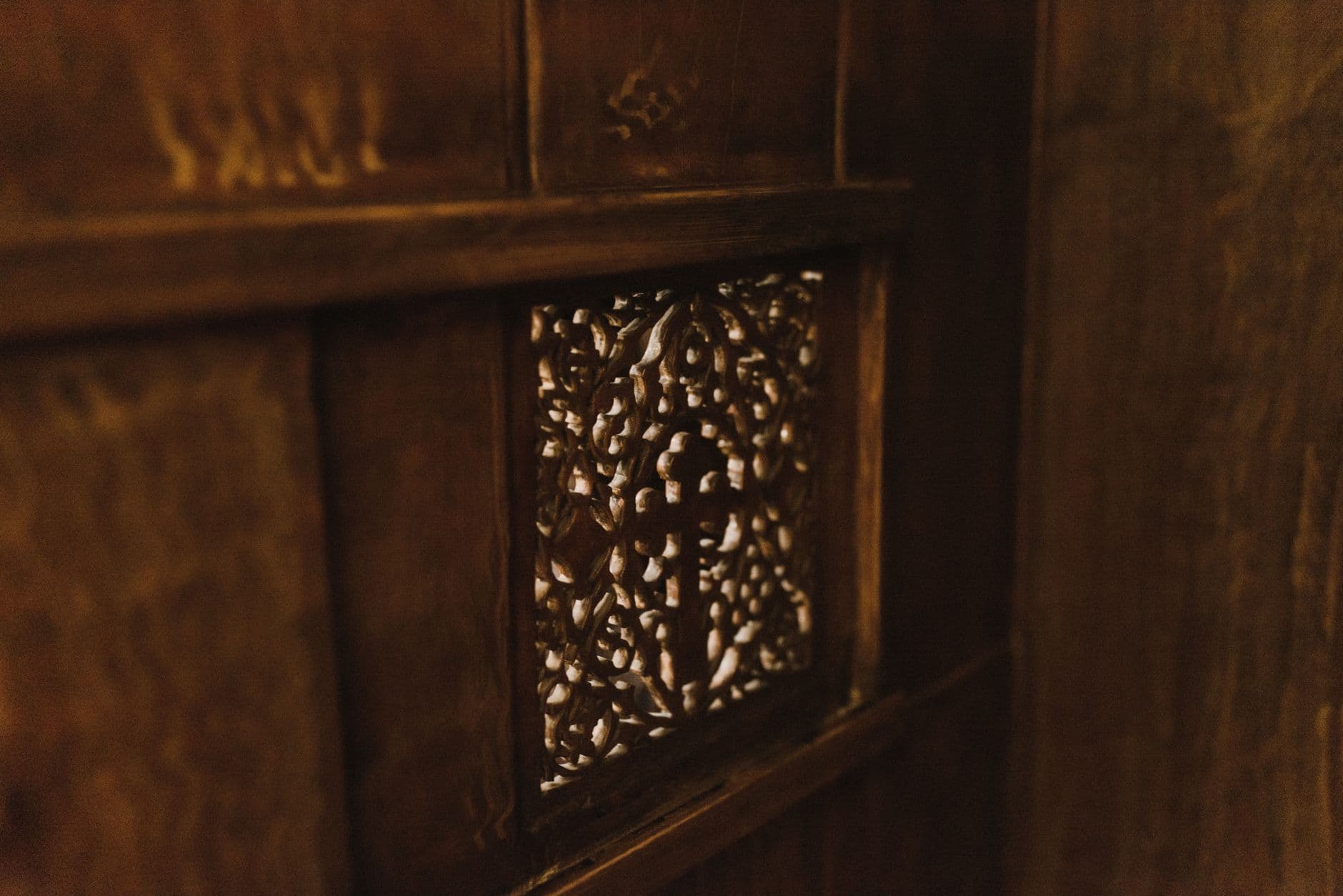 Dettaglio di un intaglio ligneo restaurato del palazzo