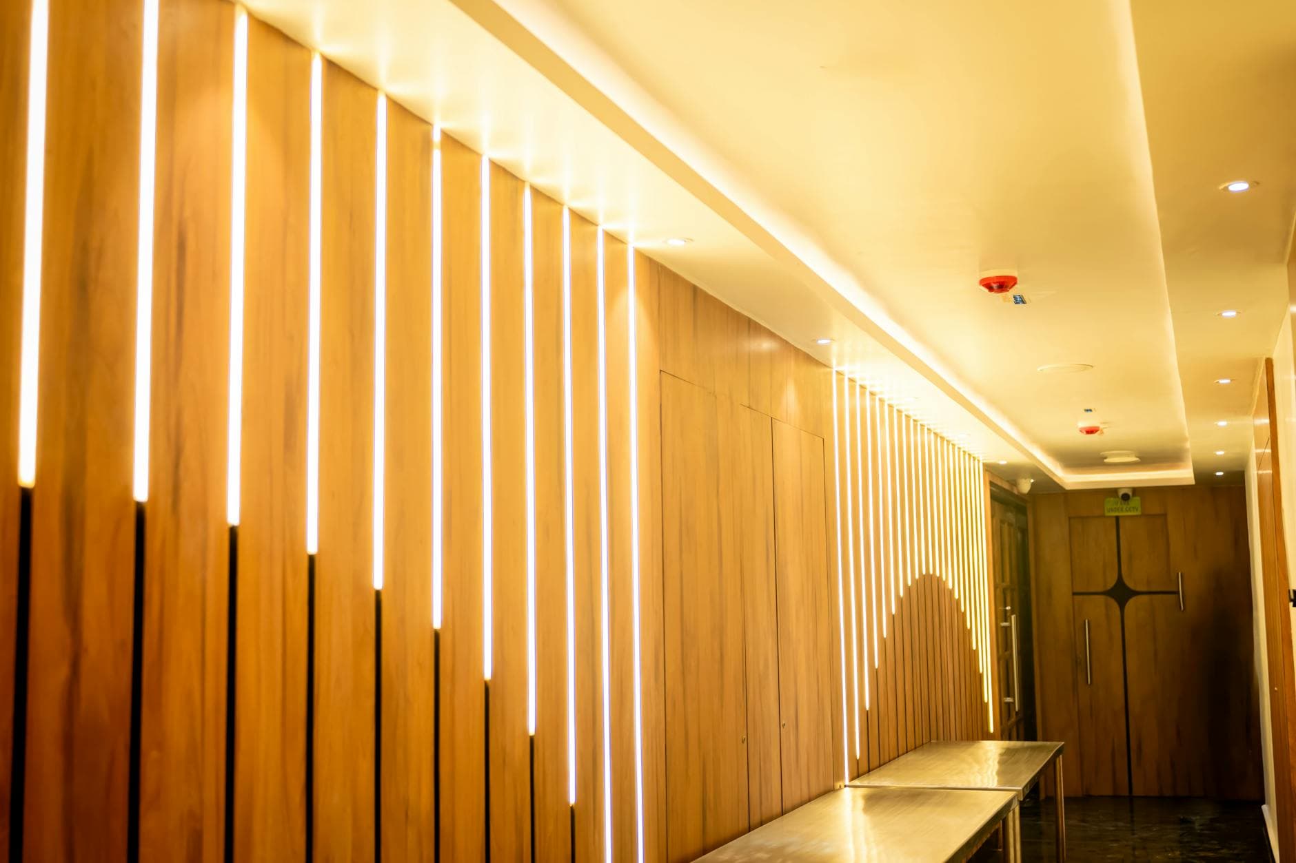 Interni di Palazzo Crisàlide — boiserie in legno e luce calda